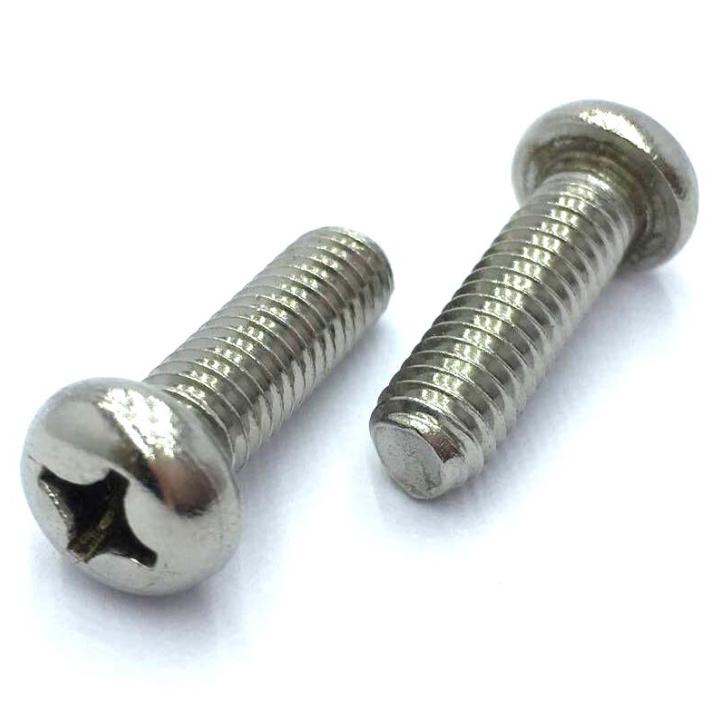 Vad är den primära skillnaden mellan skruvar med pannhuvud och försänkta skruvar?