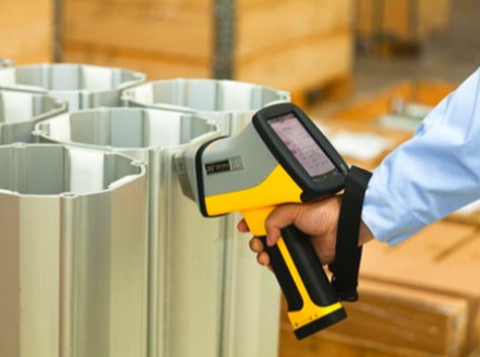 Kan kemiska lösningar och magneter användas för att snabbt identifiera äktheten hos fästelement i rostfritt stål?